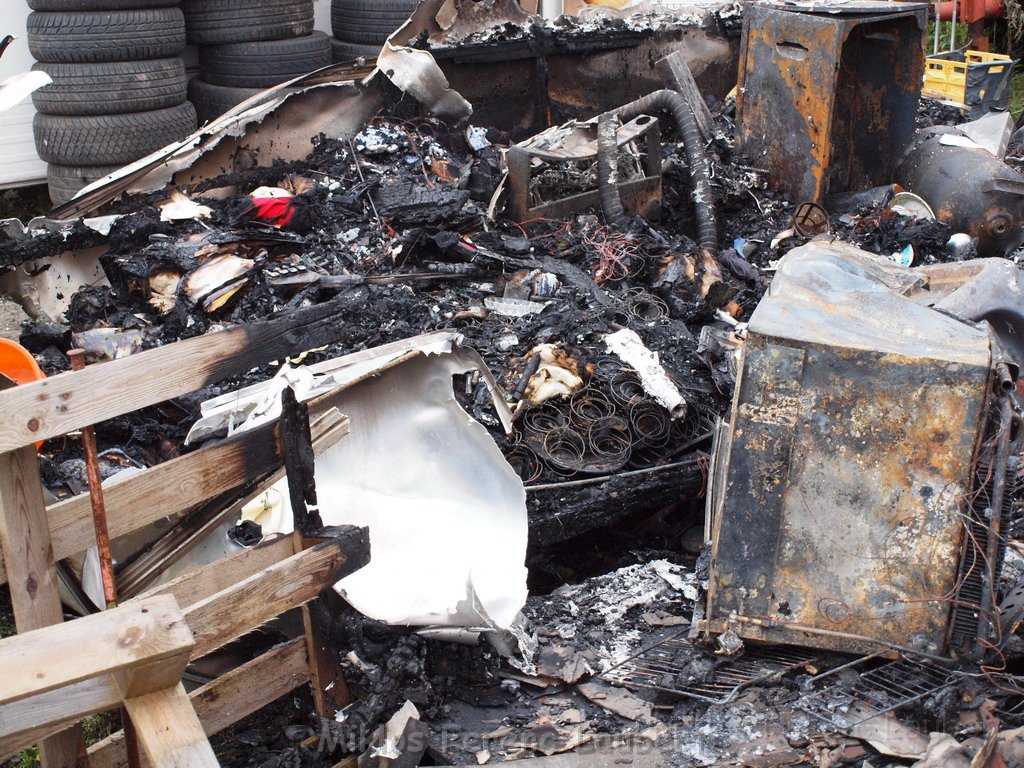 Wohnwagen ausgebrannt Koeln Muelheim Muelheimer Ring Piccoloministr P061.JPG